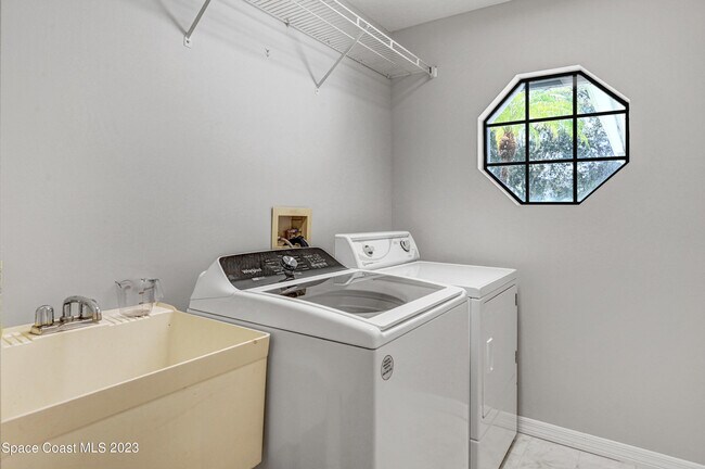 Building Photo - 3643 Bluefield Ave