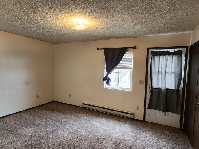 Building Photo - Affordable 3 Bdrm TownHome-West Side!