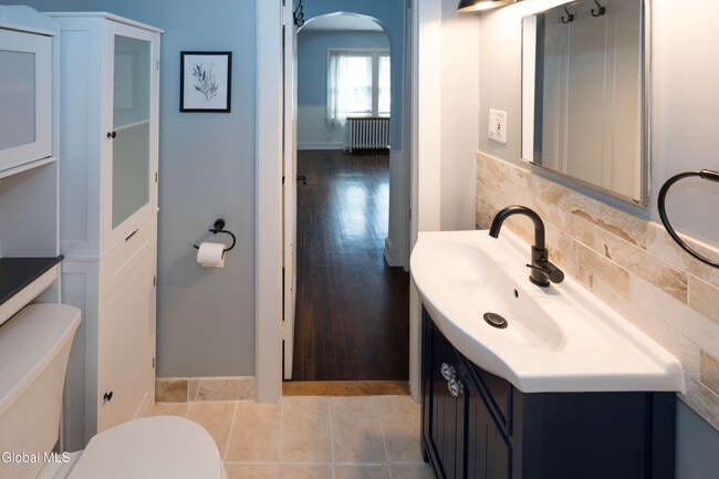 Building Photo - 33 Clinton St