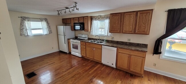 Building Photo - 415 Stillwater Ave