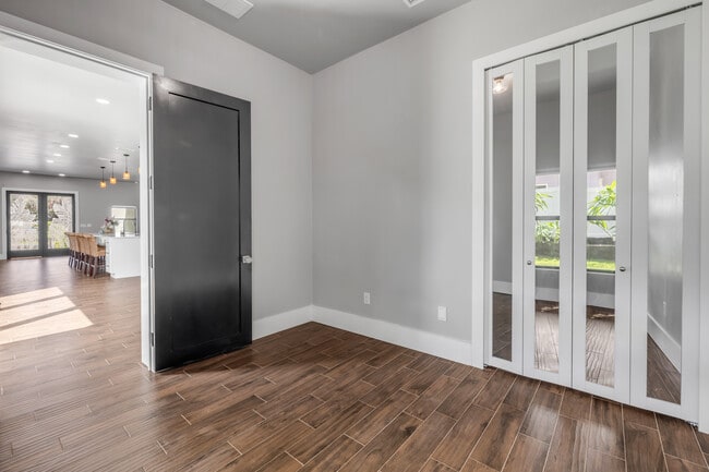 Building Photo - 1707 N Peninsula Ave