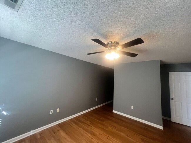 Building Photo - RENT SPECAIL*** $1495.Breezewood Condo, 2 Brd/2bath Screen Porch! LVP wood flooring, Center of Wi...