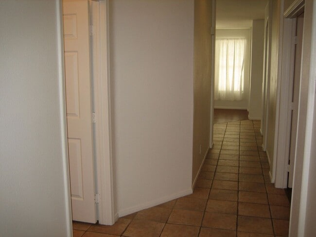 Building Photo - Single story, gated, 3bed, 2bath, 2car garage, Club house, Community Pool, Spa, Fitness room, CCRs