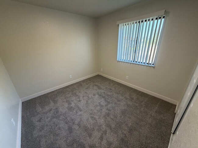 Building Photo - The Mooring, 3 bedroom, 1 bathroom - 2nd floor apartment