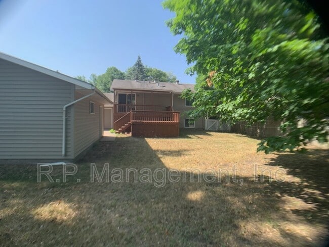 Building Photo - 1425 Meadowmoor Dr NE