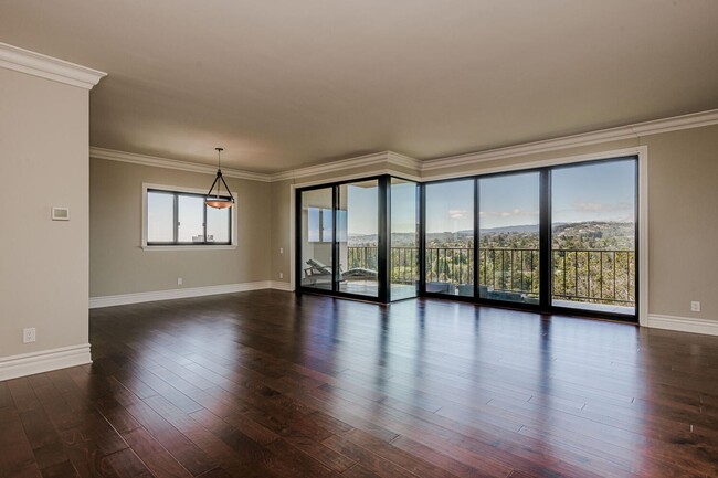 Building Photo - Gorgeous 2 Bed / 2 Bath Top Floor Condo wi...
