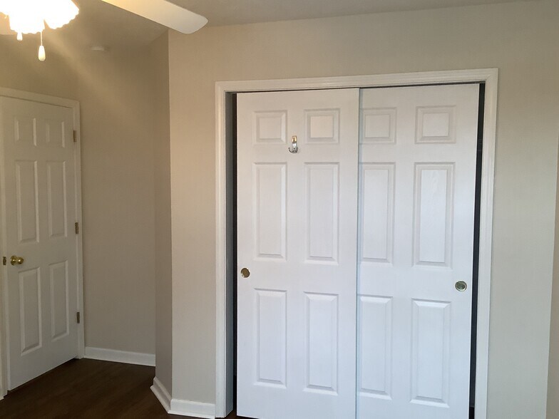 Building Photo - 5808 W Port Dr