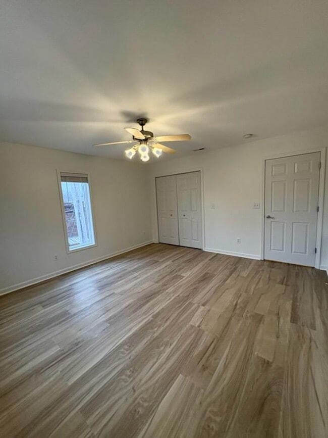 Building Photo - Updated Townhouse near Downtown Bloomington!