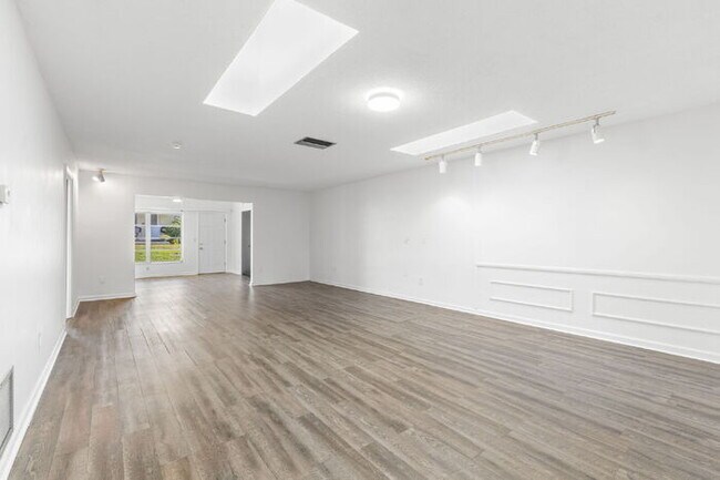 Building Photo - "Spacious 2-Bed, 2-Bath Condo Oasis in Prime Clearwater Location – 55+ COMMUNITY