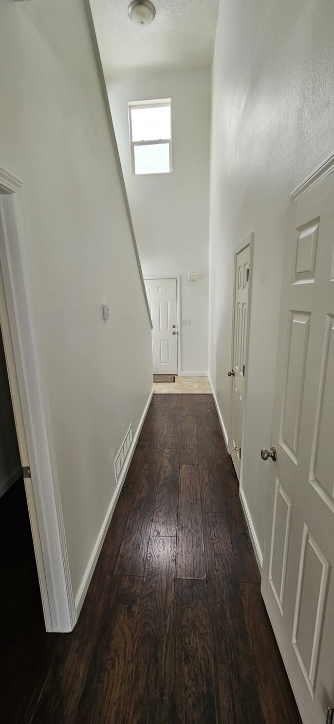 Building Photo - 400 Par Ave