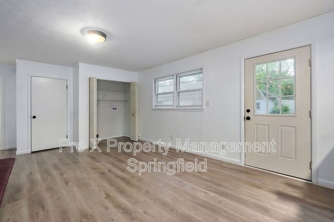 Building Photo - 906 N Belview Ave