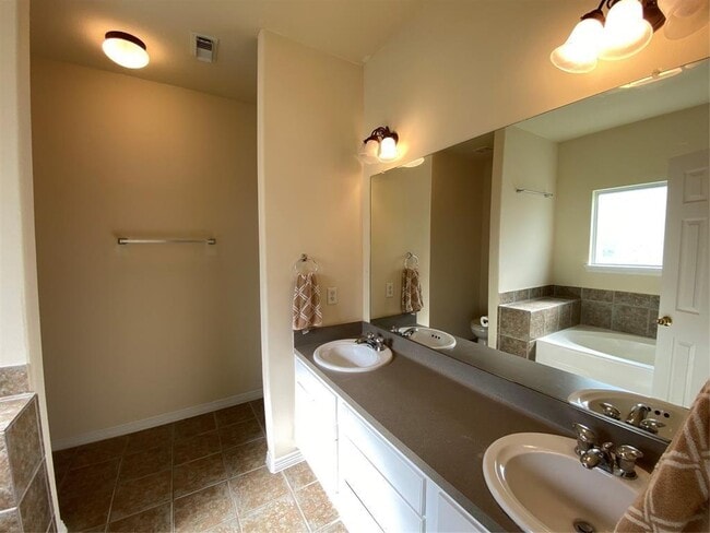 Building Photo - 10011 Sugarvine Ln