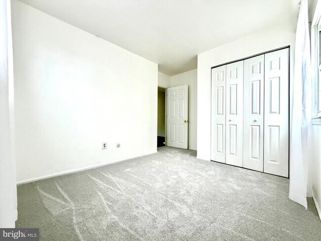 Building Photo - 422 Village Ln.