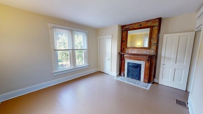 Building Photo - 3 BEDROOMS, 1 FULL BATHROOM + 2 FREE OFF-S...