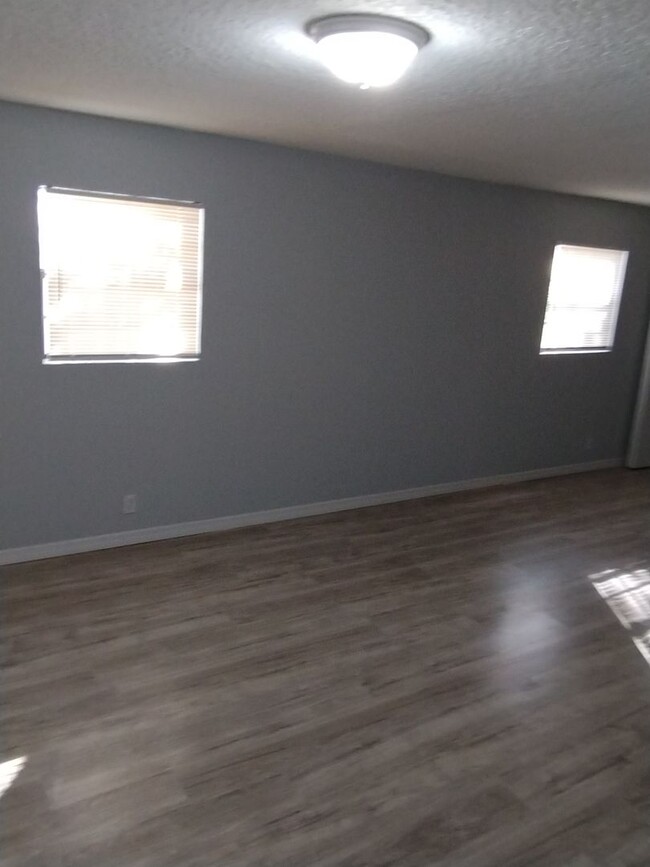 Building Photo - Newly Remolded 3 Bed and 2.5 Bath... Ready...