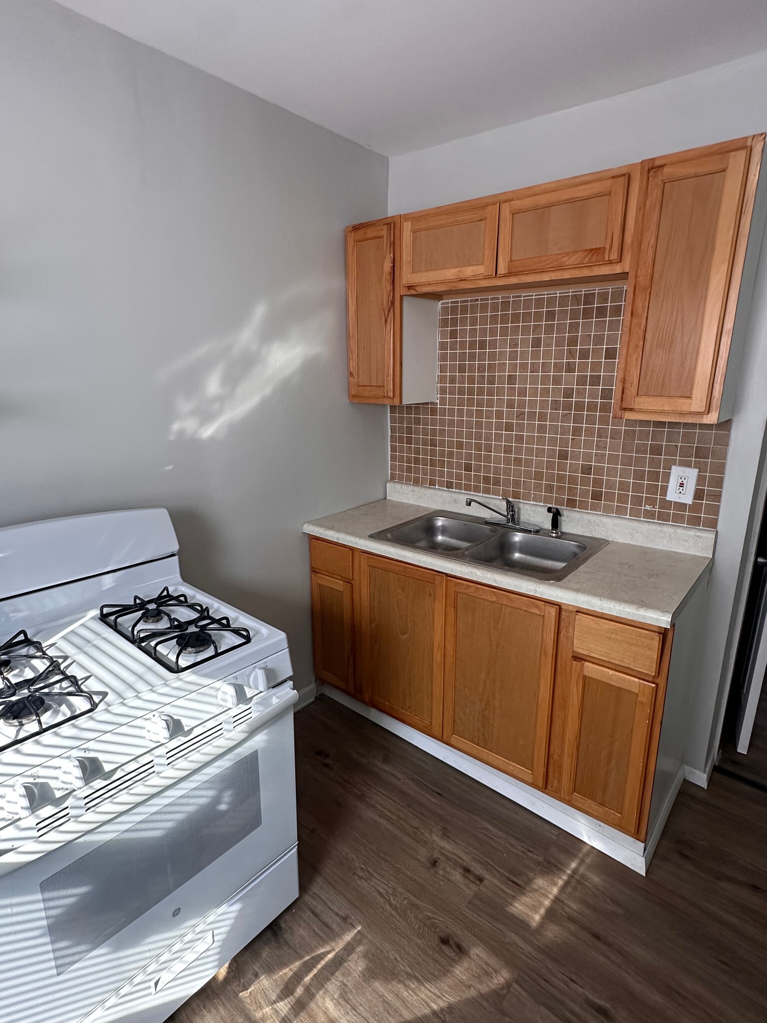 Building Photo - 1030 N Parkside Ave