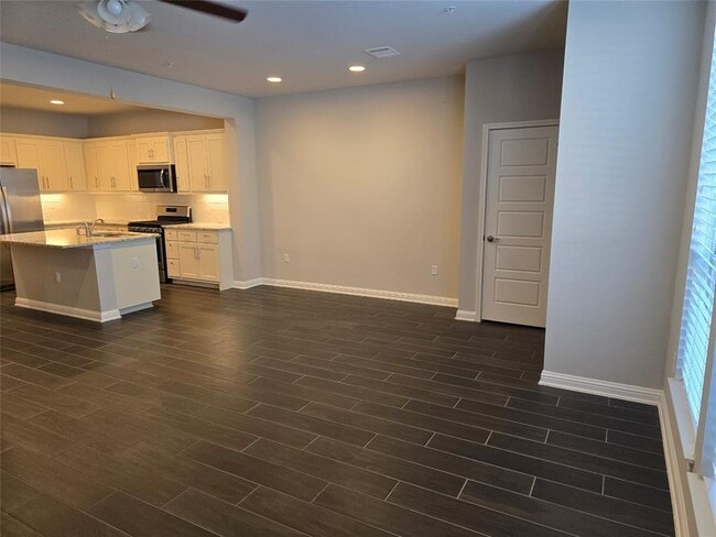 Building Photo - 13800 Lyndhurst St