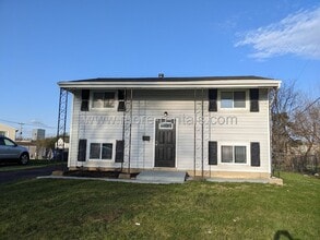 Building Photo - Remodeled Southfield house with large yard