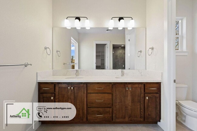 Building Photo - 2836 River Dr