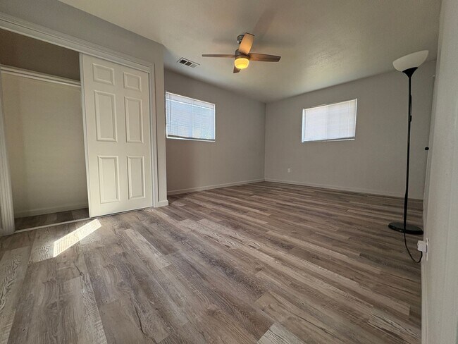 Building Photo - Spacious 3 Bed, 2 Bath Single Story Home