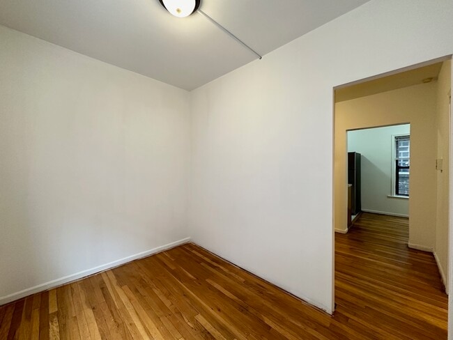 Building Photo - 933 W Sunnyside Ave