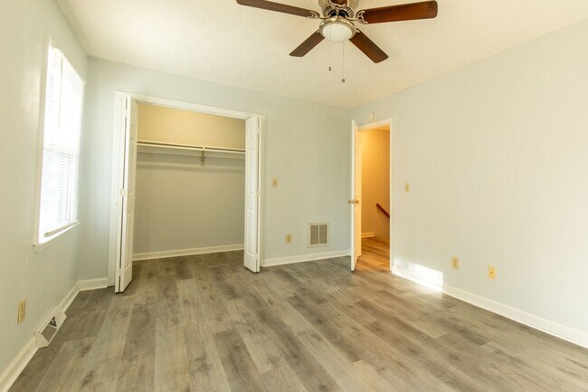 Building Photo - 3 story 2 bed 1.5 bath condo with large ga...