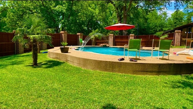 Building Photo - 2008 Longview Dr