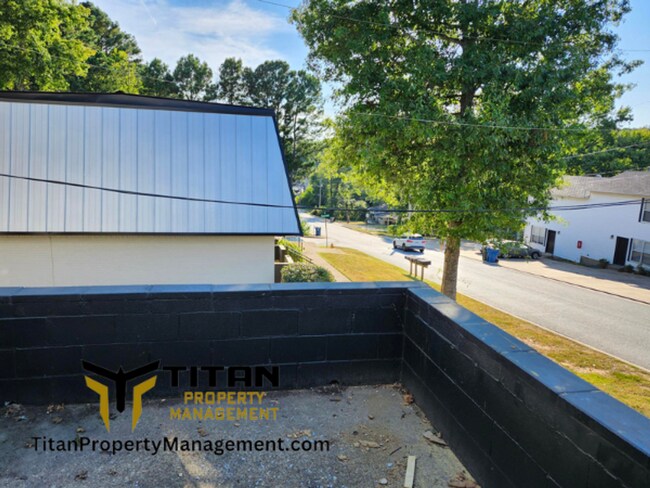 Building Photo - 2 bed/1 bath Townhouse