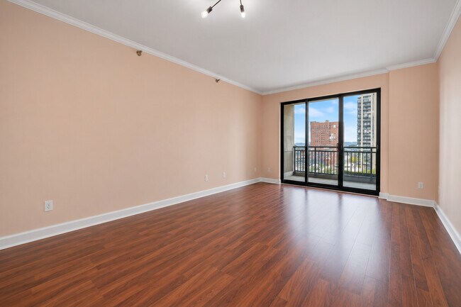 Building Photo - 5 E 14th Pl