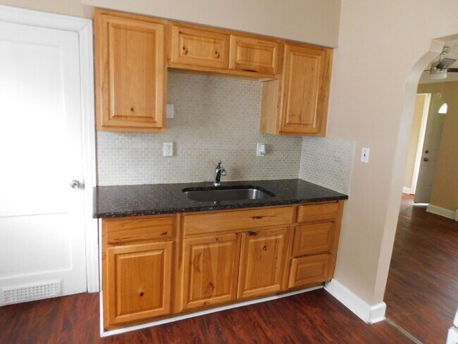 Building Photo - Sharp Bungalow in Great Location