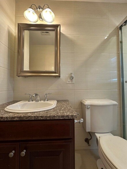 Building Photo - 33 E 51st St