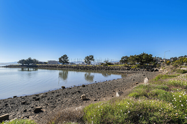 Building Photo - 203 Seacliff Way