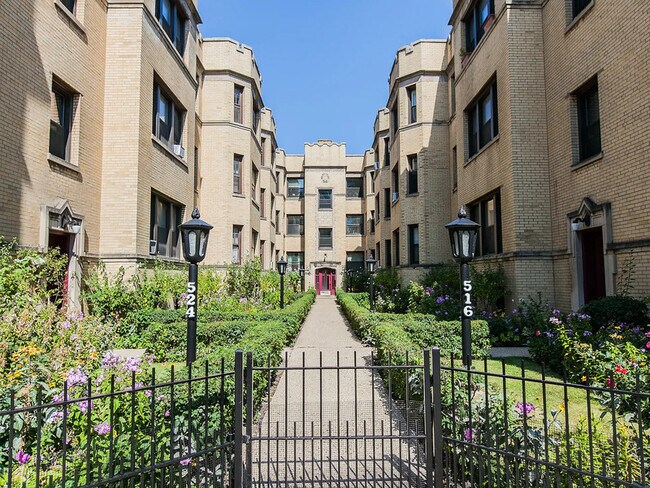 Building Photo - 520 W Diversey Pkwy