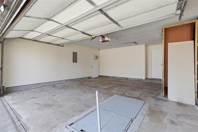 Building Photo - 5904 SE 88th St