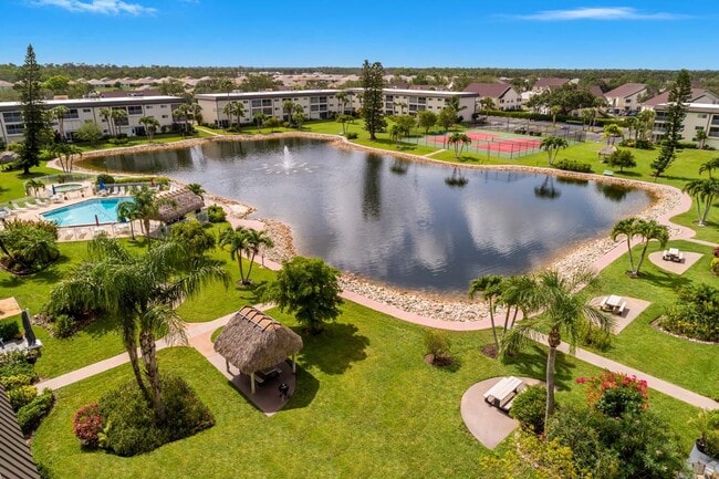 Building Photo - Ground Floor End Unit 2-Bed Condo with Lake Views | AVAIL NOW