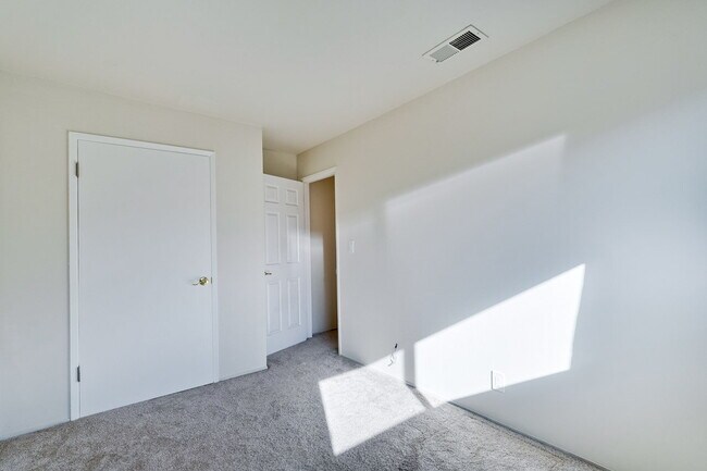 Building Photo - Conveniently located 2BR/1.5BA townhome style duplex unit in Sunnyvale