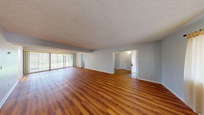 Building Photo - Spacious 2Bed/ 2Bath Condo In Indigo Point - Daytona  *Large Screened In Patio * Water Included *...