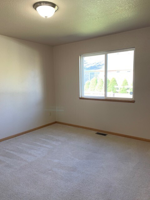 Building Photo - Ranch Style Home Located on Dead-End Stree...