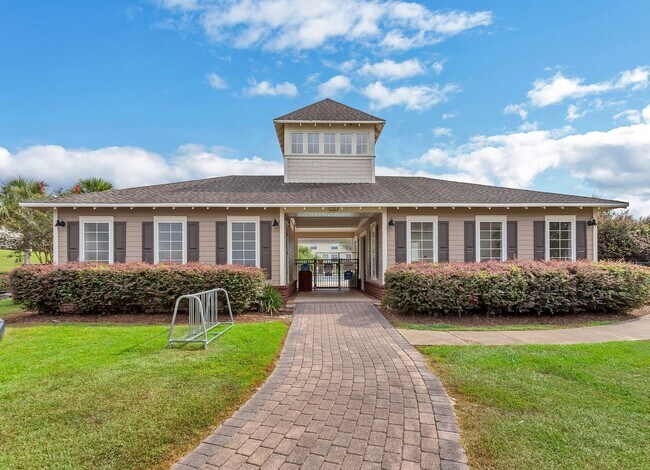 Building Photo - 3/2.5 Crestview Townhome with Community Po...