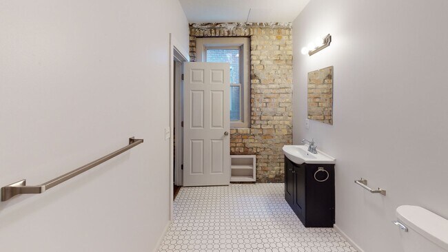 Building Photo - 108 S Hosmer St