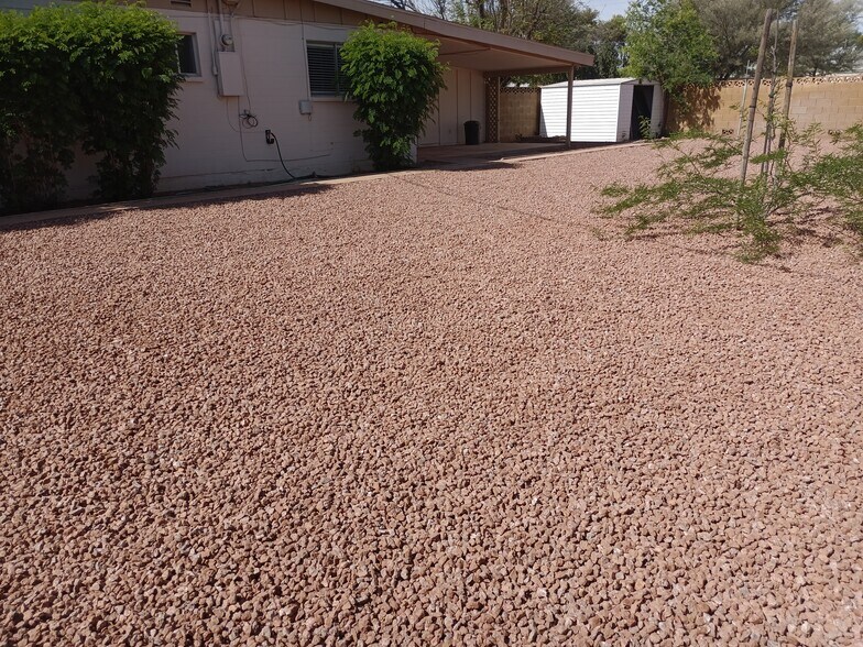 Building Photo - 832 W 16th St