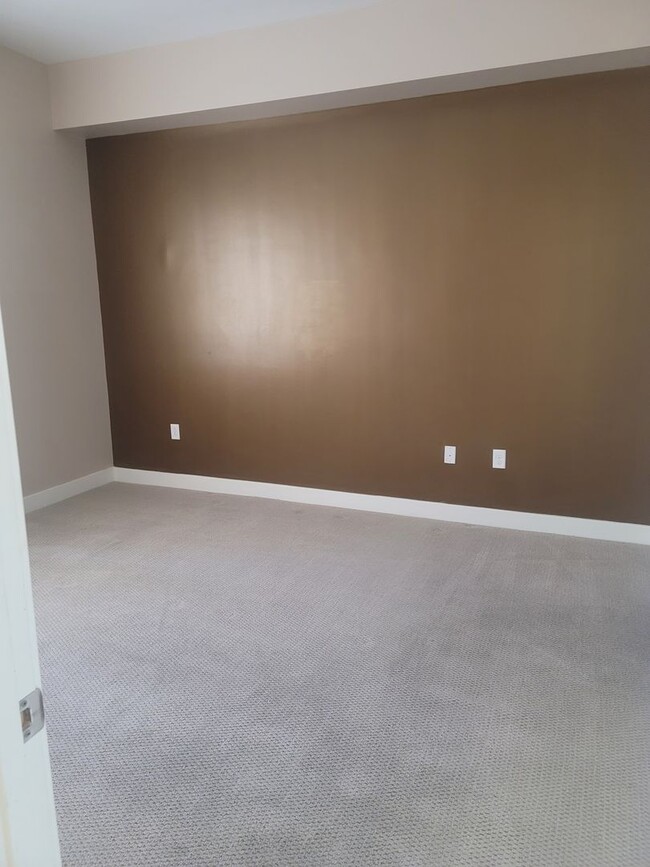 Building Photo - Resort Living in Midtown!!  Pool, Dog walk...