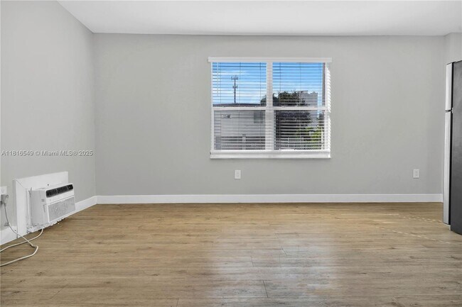 Building Photo - 1315 NE Miami Ct