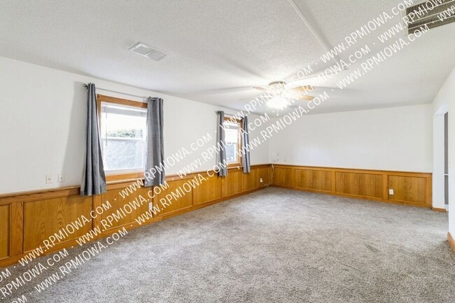 Building Photo - 317 SE Lowell Dr