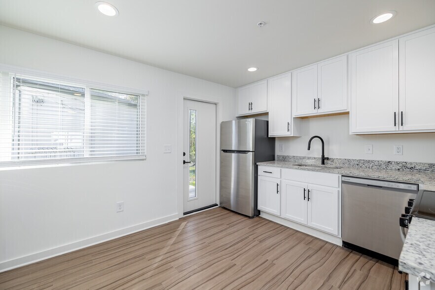 2BR, 1BA - 915SF - Kitchen - Canopy