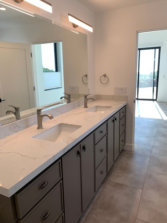 Building Photo - Clear Point Home - Ventura- Ocean Views - 4+3.5