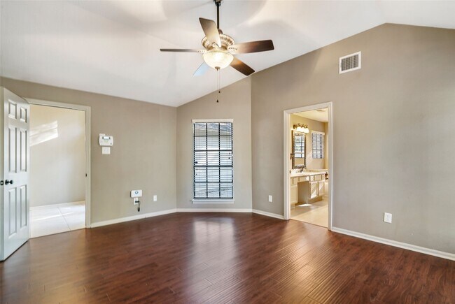 Building Photo - 2 Village Knoll Pl
