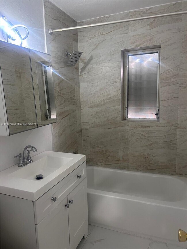 Building Photo - 1543 NE 144th St