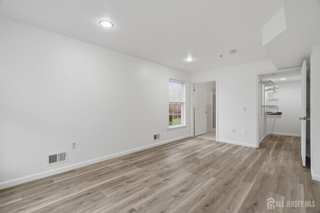 Building Photo - 116 Chariot Ct