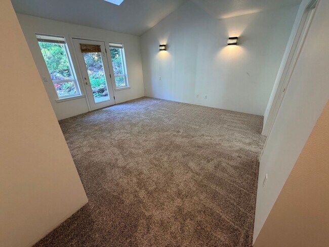 Building Photo - 9938 SW Terwilliger Blvd